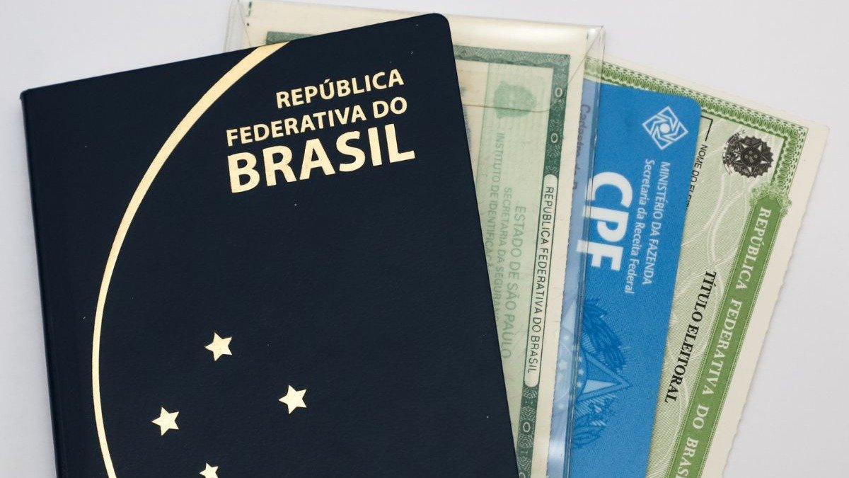 Manter c&oacute;pias de documentos de identifica&ccedil;&atilde;o, como o passaporte e outros, &eacute; crucial para evitar transtornos em viagens internacionais. -  (crédito: tpnagasima de Getty Images)