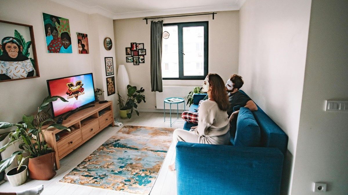 Momentos de lazer em casa assistindo TV refletem a crescente variedade de plataformas de streaming dispon&iacute;veis atualmente no mercado. -  (crédito: Pexels)
