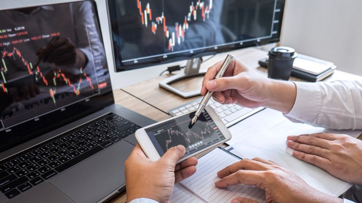 A an&aacute;lise de dados &eacute; crucial para investidores no mercado financeiro, ajudando a identificar tend&ecirc;ncias e evitar erros comuns. -  (crédito: ngampolthongsai)