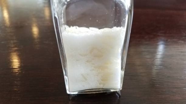 A presen&ccedil;a de gr&atilde;os de arroz misturados ao sal em um recipiente de vidro, uma t&eacute;cnica simples para combater a umidade e o empedramento. -  (crédito: iStock)