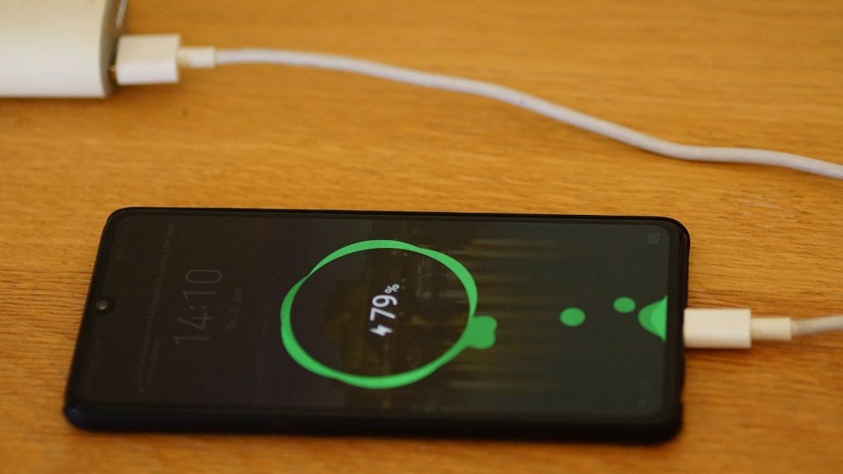 A ativa&ccedil;&atilde;o do modo avi&atilde;o pode acelerar o carregamento do seu smartphone, otimizando o tempo de bateria. -  (crédito: Ahmed bsr de Getty Images)