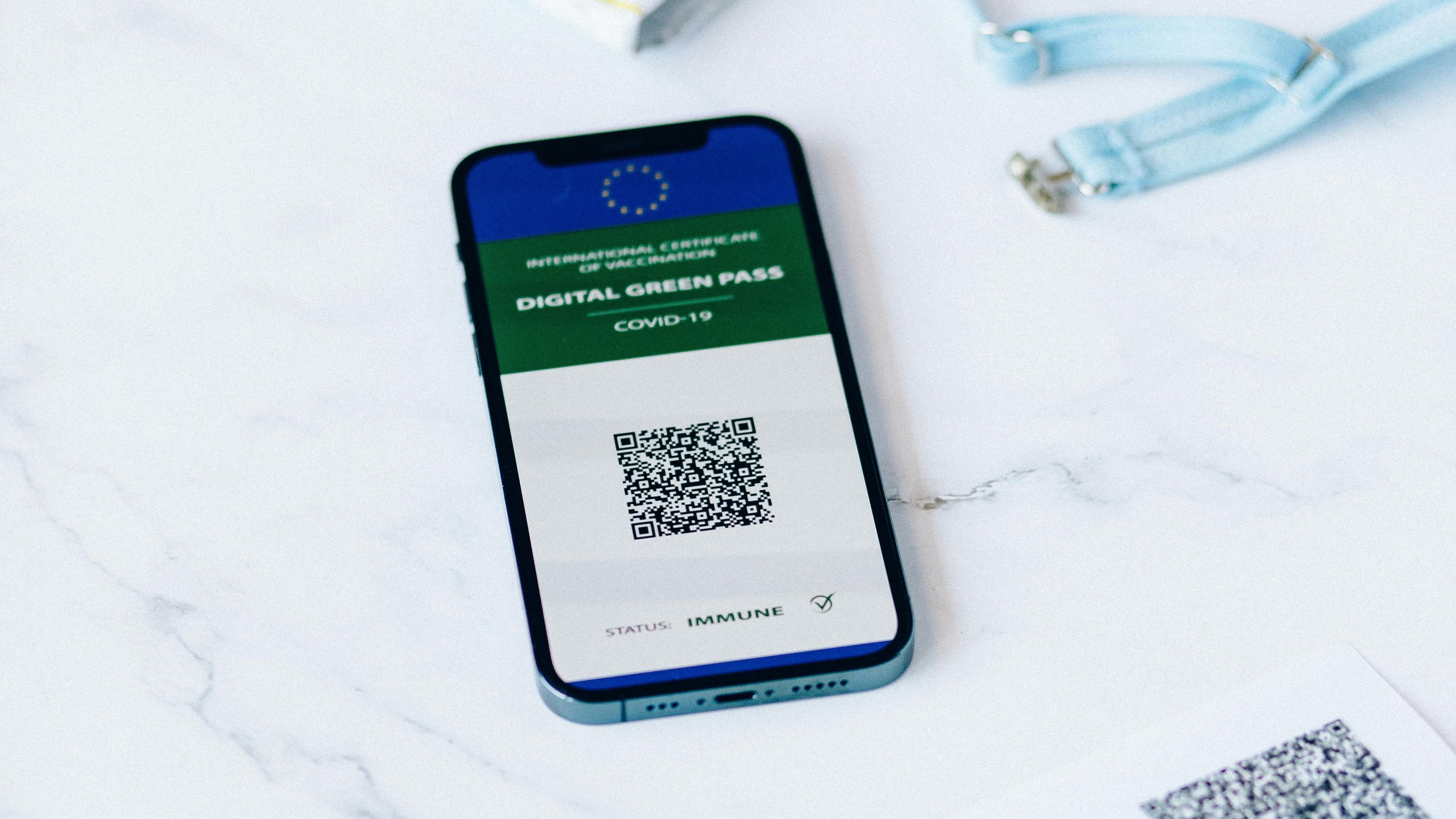 A verifica&ccedil;&atilde;o digital, essencial para acesso e seguran&ccedil;a, &eacute; frequentemente exibida em smartphones com c&oacute;digos e status de valida&ccedil;&atilde;o. -  (crédito: Pexels)