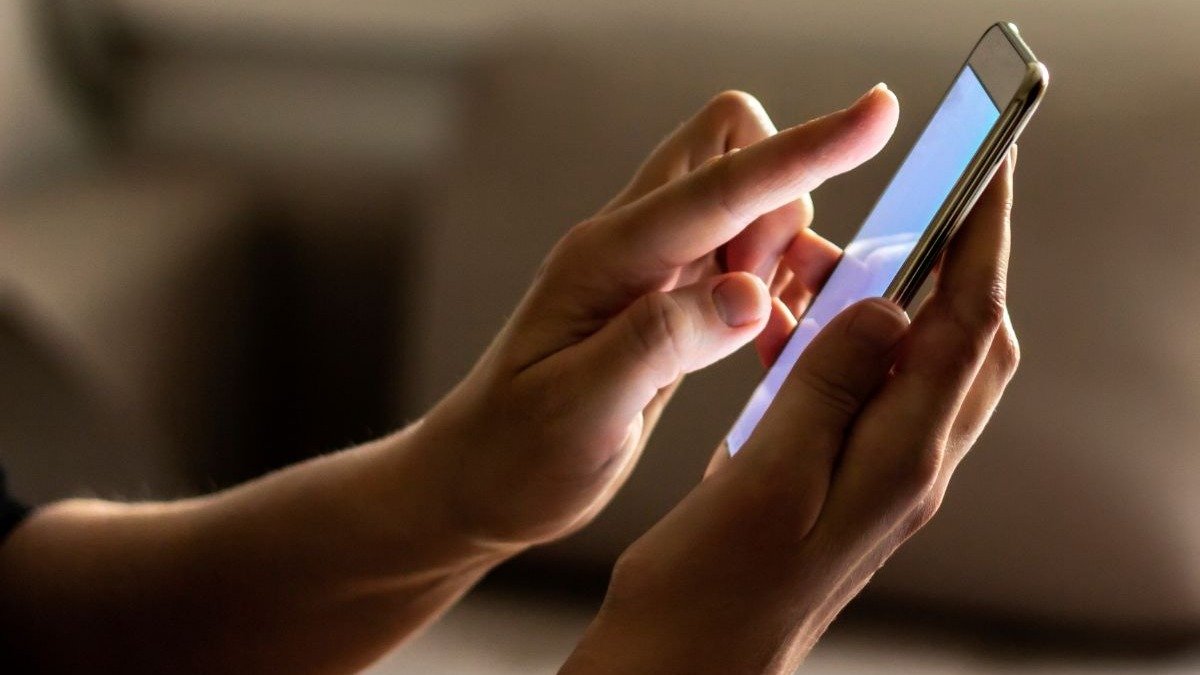 O uso cont&iacute;nuo do smartphone pode afetar seu desempenho; um simples reiniciar pode otimizar as funcionalidades do aparelho. -  (crédito: Jelena Stanojkovic de Getty Images)