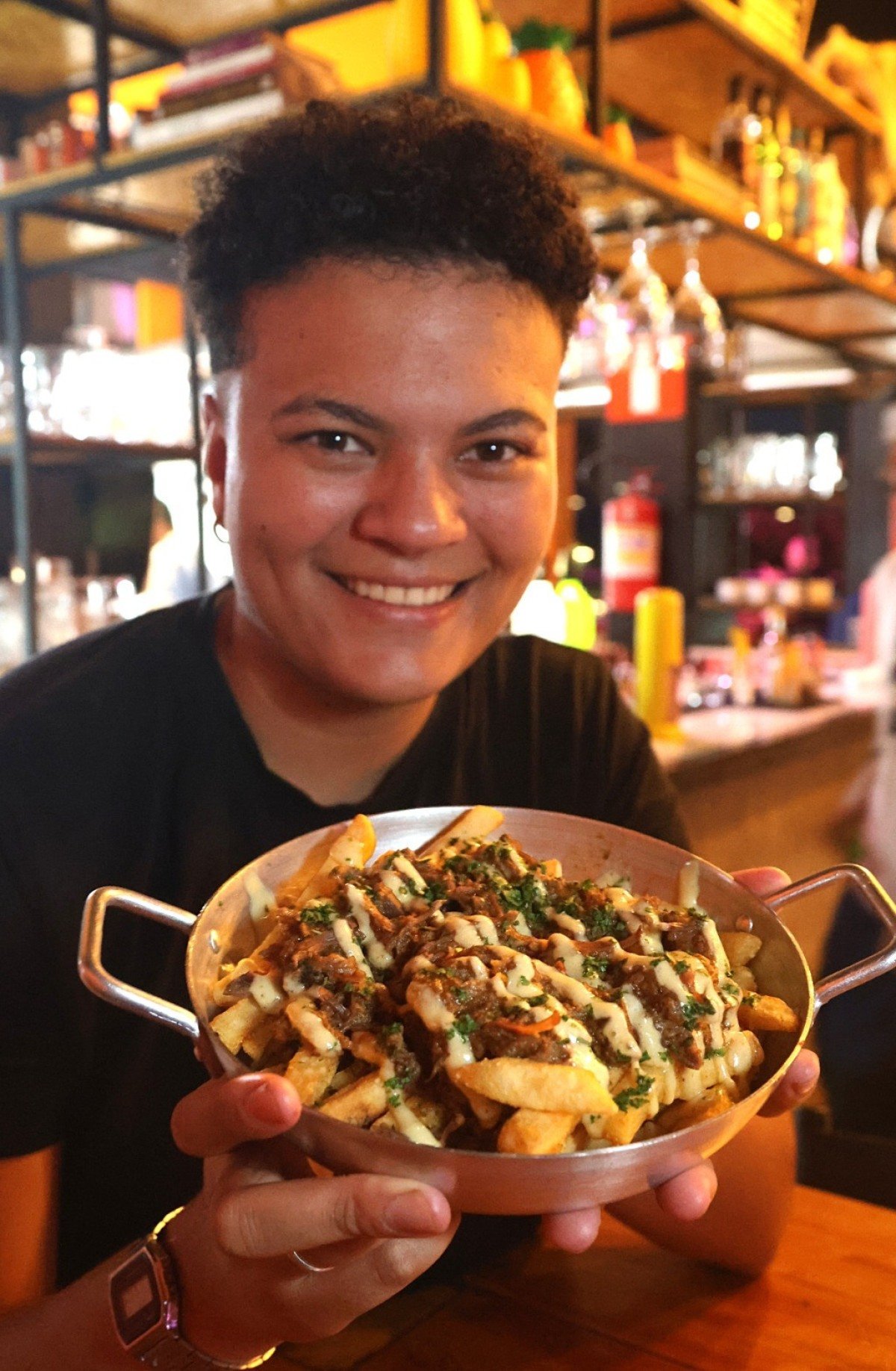 A chef Yasmin Oliveira, do Baixaria, teve a ideia de adicionar molho de alho assado ao cupim 