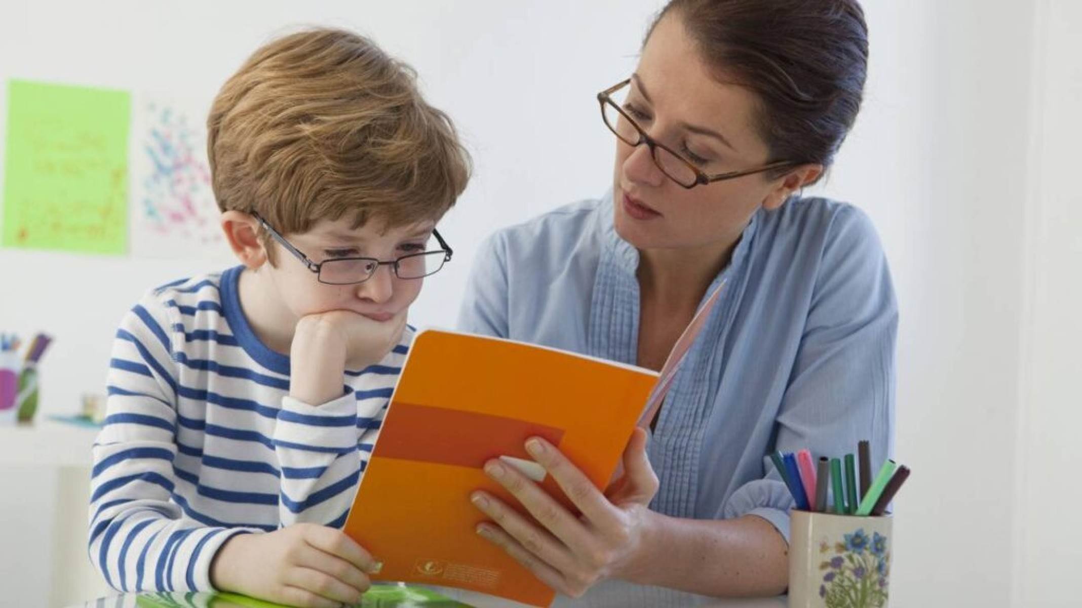 Por que carros, livros e eletrônicos têm cheiro de novo? A química invisível dos materiais industriais - Portal Giro 10