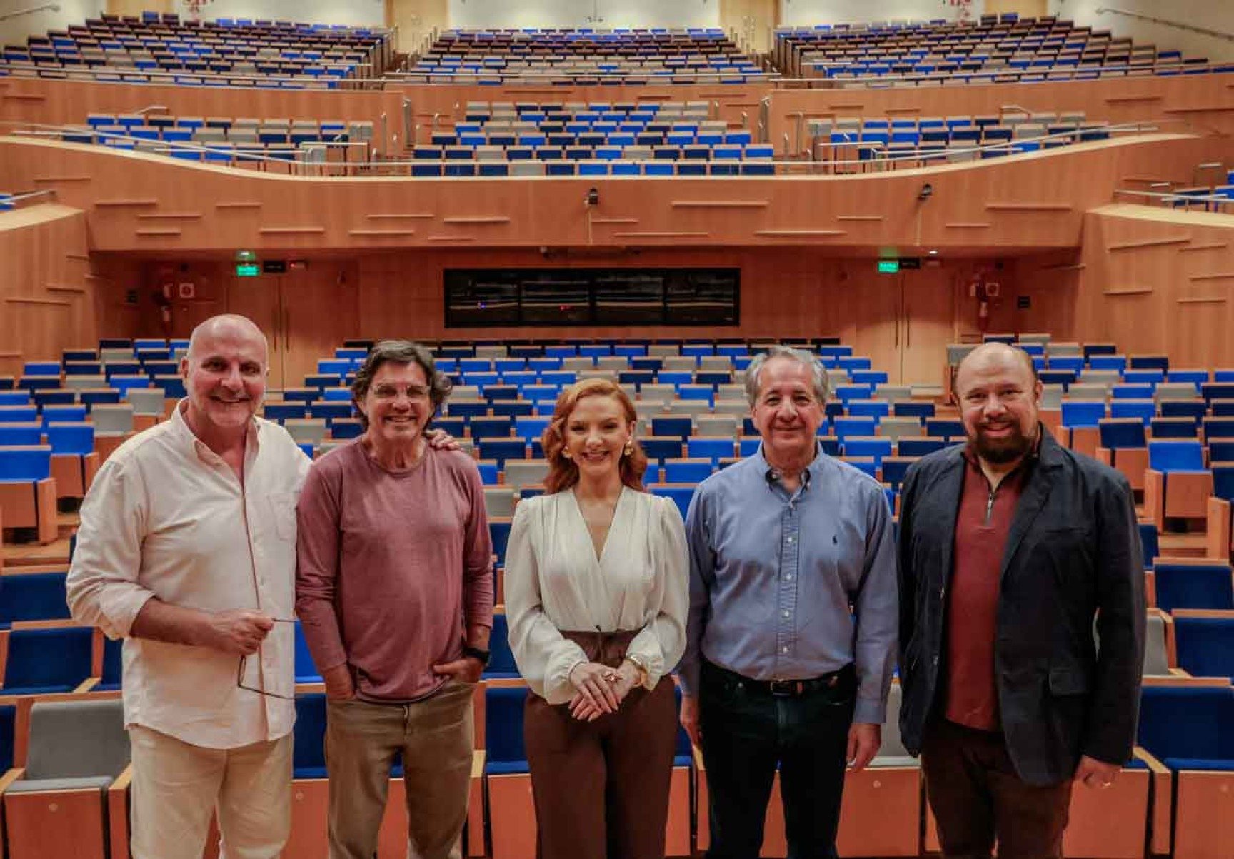Diretor Jorge Takla, ator Chico Pelucio, soprano Raquel Paulin, maestro Fabio Mechetti e bar&iacute;tono Licio Bruno est&atilde;o lado a lado, olhando para a c&acirc;mera, na Sala Minas Gerais, em BH 