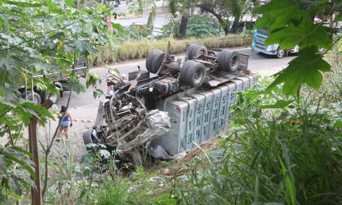 Carreta que caiu de viaduto no Anel Rodovi&aacute;rio