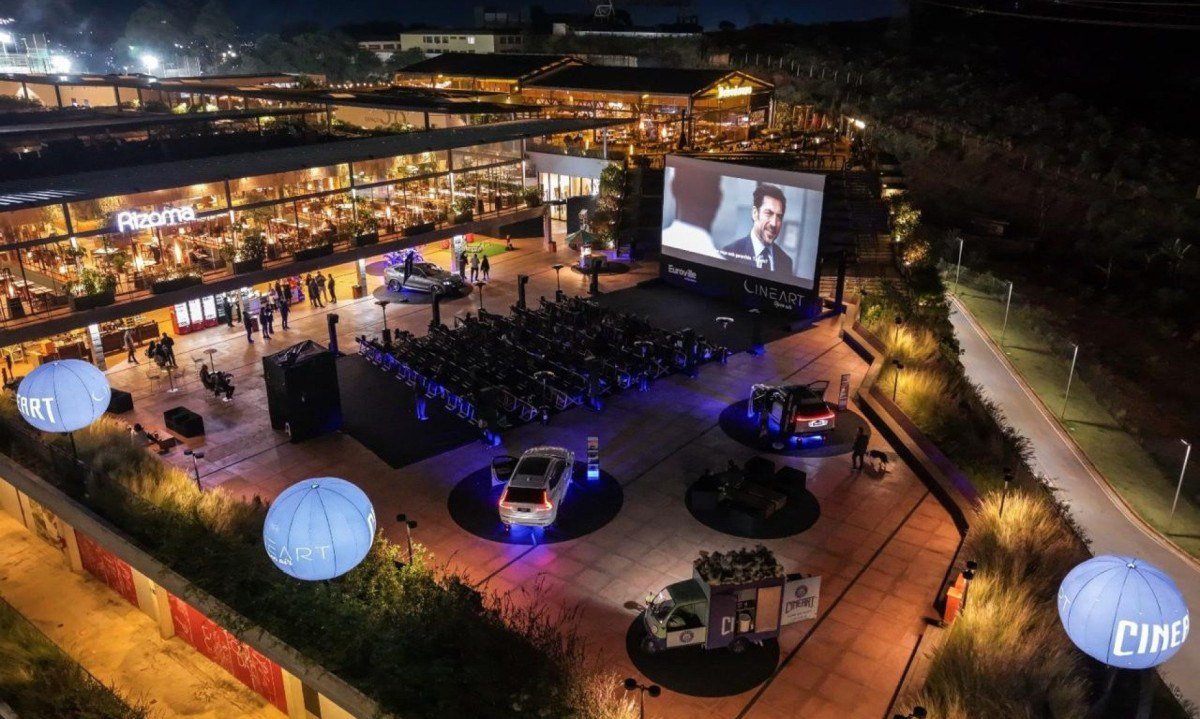 Foto mostra espa&ccedil;o a c&eacute;u aberto do Cineart Open Air, em BH. Tela de cinema, &agrave; frente de cadeiras, tem 66 metros quadrados