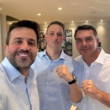 Flávio Bolsonaro posa para foto com Pablo Marçal - Instagram/Reprodução