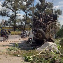 Vídeo: carreta cai de viaduto do Anel Rodoviário e deixa dois feridos - CBMMG/Divulga&ccedil;&atilde;o