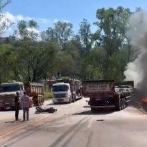 MG: batida entre moto e carreta na BR-040 mata motociclista nesta quinta - Redes sociais/Reprodução