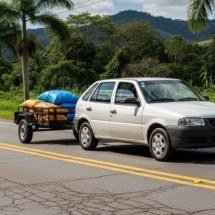 Reboque no carro: o que diz a lei do Contran sobre engates e carretinhas - Estado de Minas/ Imagem gerada por IA