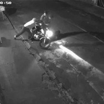 Vídeo: flagrado, ladrão é rendido por dono de moto e testemunhas - Imagem câmera de segurança