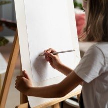 Por que o TEA costuma ser diagnosticado apenas na vida adulta em mulheres? - FreePik