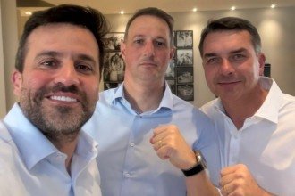 Flávio Bolsonaro posa para foto com Pablo Marçal