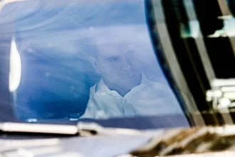 O ex-presidente do BRB Paulo Henrique Costa é preso pela Polícia Federal em seu apartamento no Noroeste, na capital federal, em 16/4/26 -  (crédito: Gabriela Biló/Folhapress)