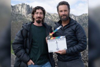 Johnny Massaro e Rodrigo Santoro nas filmagens de 'O diário de um mago' -  (crédito: Divulgação / Netflix)