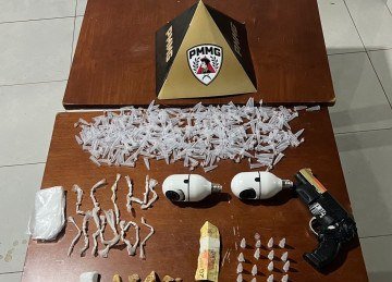 Dois homens são presos com grande quantidade de pedras semelhantes a crack e cocaína -  (crédito: PMMG)