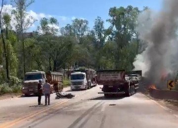 Motociclista morre em batida com carreta na BR-040, na manhã desta quinta-feira (16/4) -  (crédito: Redes sociais/Reprodução)