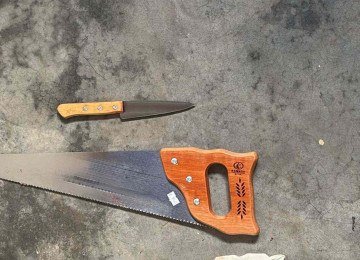  Uma faca, um serrote e roupas usadas pelo suspeito foram apreendidos -  (crédito: Divulgação/PMMG)