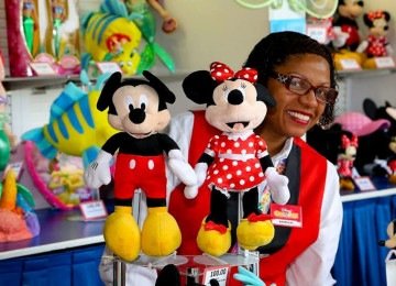 Miriã Fernandes, hoje com 52 anos, transformou o sonho de infância em carreira internacional e conheceu 30 países trabalhando por mais de uma década em turnês do espetáculo da Disney On Ice -  (crédito: Arquivo pessoal)