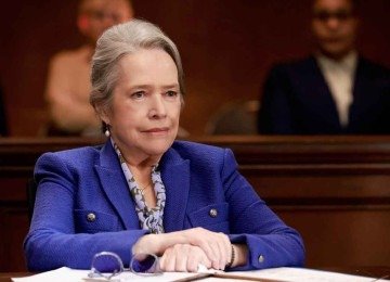 Matty (Kathy Bathes) usa a invisibilidade dos idosos a seu favor na série 'Matlock: Uma advogada improvável' -  (crédito: Sonja Flemming/CBS)