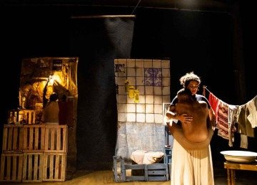 O grupo mineiro criado há mais de 30 anos encena o espetáculo de seu repertório gratuitamente, hoje, no teatro espanca! -  (crédito: Leticia Souza/Divulgação)