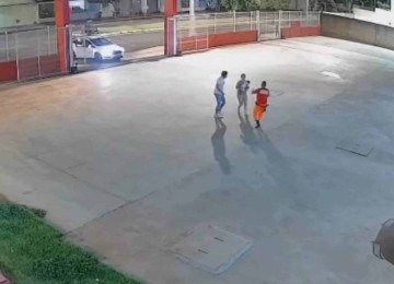 Imagens mostram momento em que a mãe chega com a criança no Corpo de Bombeiros -  (crédito: Reprodução/CBMMG)