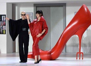 Meryl Streep e Anne Hathaway, estrelas de 'O diabo veste Prada 2', durante evento de divulga&ccedil;&atilde;o do filme em Seul. O longa ser&aacute; exibido no Cineart Open Air, em BH -  (crédito: Jung Yeon-Je/AFP)