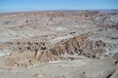 No coração do Deserto do Atacama, no Chile, encontra-se o Vale da Lua, uma das paisagens mais impressionantes do planeta e que atrai interesse mundial. Seu nome vem da semelhança com a superfície lunar, marcada por formações rochosas, dunas e cores que mudam ao longo do dia. A aridez extrema e o silêncio profundo criam uma atmosfera quase extraterrestre. -  (crédito:  Heretiq/Wikimédia Commons)