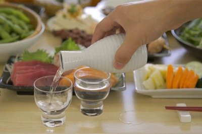 O saquê é uma das bebidas mais emblemáticas do Japão e carrega consigo uma história milenar que mistura tradição, identidade cultural e técnicas artesanais refinadas. Presente tanto em momentos solenes quanto em ocasiões cotidianas, ele ocupa um lugar singular na sociedade japonesa, sendo associado à celebração, hospitalidade e até à espiritualidade. Produzido a partir da fermentação do arroz, o saquê tem método de elaboração com características próprias que o diferenciam de outras bebidas alcoó -  (crédito:  Reprodução do Youtube Canal Japão TV)