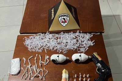 Dois homens são presos com grande quantidade de pedras semelhantes a crack e cocaína -  (crédito: PMMG)