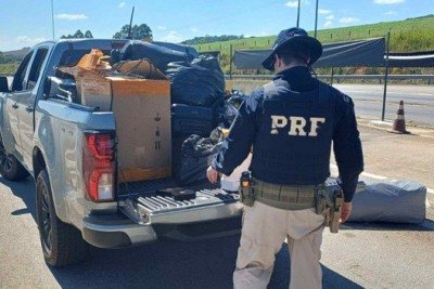 Caminhonete da Prefeitura de Buritizeiro foi apreendida com mercadorias estrangeiras na BR 381, no Sul de Minas  -  (crédito: PRF/divulgação)