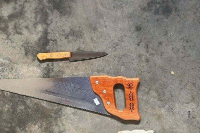  Uma faca, um serrote e roupas usadas pelo suspeito foram apreendidos -  (crédito: Divulgação/PMMG)