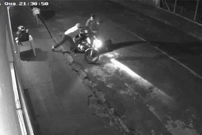  Flagrado, ladrão é rendido por dono de moto e testemunhas -  (crédito: Imagem câmera de segurança)