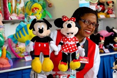 Miriã Fernandes, hoje com 52 anos, transformou o sonho de infância em carreira internacional e conheceu 30 países trabalhando por mais de uma década em turnês do espetáculo da Disney On Ice -  (crédito: Arquivo pessoal)