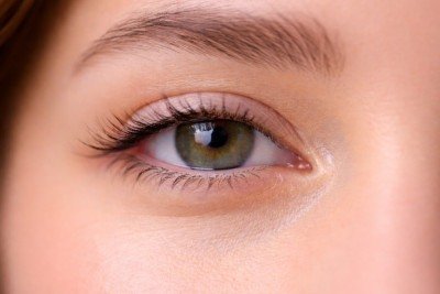 Você já se perguntou para que servem os cílios e qual é a função deles nos nossos olhos? Eles fazem parte de um conjunto maior de estruturas de proteção dos olhos, que inclui as pálpebras e a produção de lágrimas. Os cílios, em particular, desempenham um papel fundamental na proteção dos olhos e funcionam como uma barreira contra elementos que não podem entrar em contato com o globo ocular, como poeira, sujeiras e pequenos detritos. Além disso, os cílios atuam como sensores; por exemplo, no caso -  (crédito: imagem gerada por i.a)