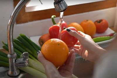 Cozinhar com antecedência é uma estratégia que facilita a rotina, mas exige atenção. Ao congelar alimentos, cuidados com higiene e armazenamento são essenciais para manter a qualidade e evitar riscos à saúde.
 -  (crédito: - Reprodução / Youtube Canal BBC News Brasil)