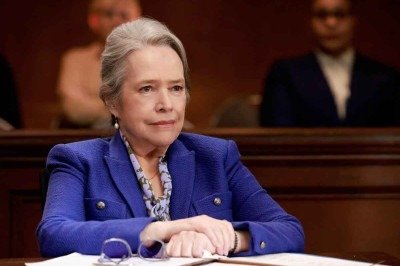 Matty (Kathy Bathes) usa a invisibilidade dos idosos a seu favor na série 'Matlock: Uma advogada improvável' -  (crédito: Sonja Flemming/CBS)