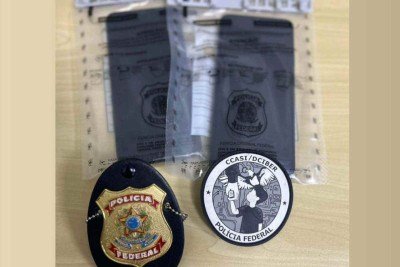 Durante a Operação Aurora, agentes da Polícia Federal apreenderam dois celulares, equipamentos eletrônicos e mídias de armazenamento -  (crédito: Divulgação/ PF)