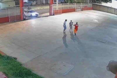 Imagens mostram momento em que a mãe chega com a criança no Corpo de Bombeiros -  (crédito: Reprodução/CBMMG)