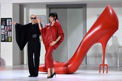 Meryl Streep e Anne Hathaway, estrelas de 'O diabo veste Prada 2', durante evento de divulga&ccedil;&atilde;o do filme em Seul. O longa ser&aacute; exibido no Cineart Open Air, em BH -  (crédito: Jung Yeon-Je/AFP)