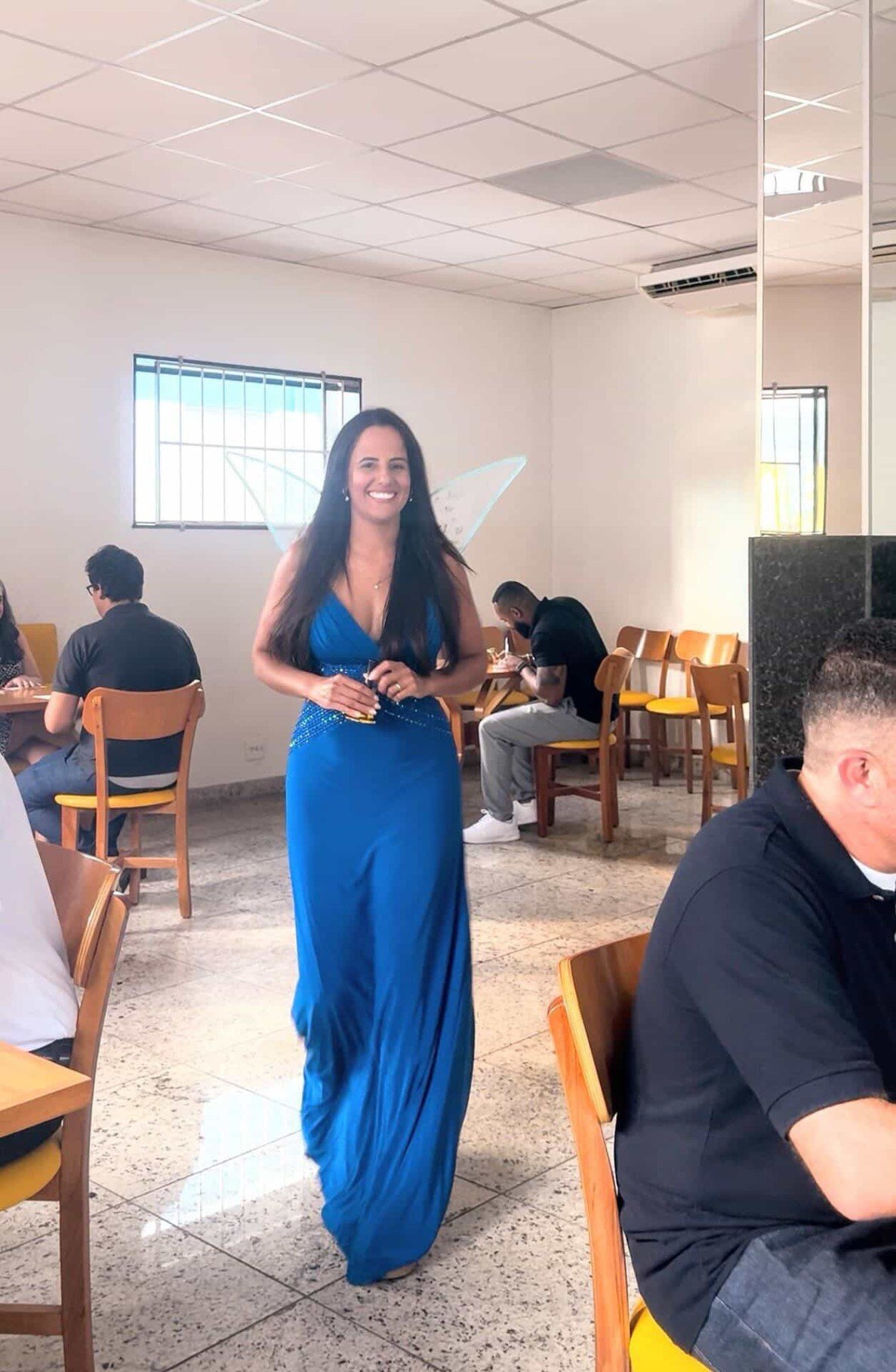 J&eacute;ssica &eacute; uma das organizadoras do evento e circula vestida de fada madrinha entre os poss&iacute;veis futuros casais do Speed Dating