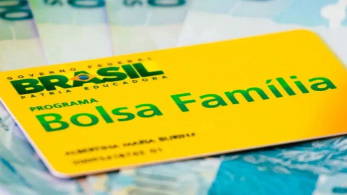 O cart&atilde;o do Bolsa Fam&iacute;lia, programa social que oferece benef&iacute;cios a fam&iacute;lias em situa&ccedil;&atilde;o de pobreza e extrema pobreza no Brasil. -  (crédito: depositphotos.com / rafapress)