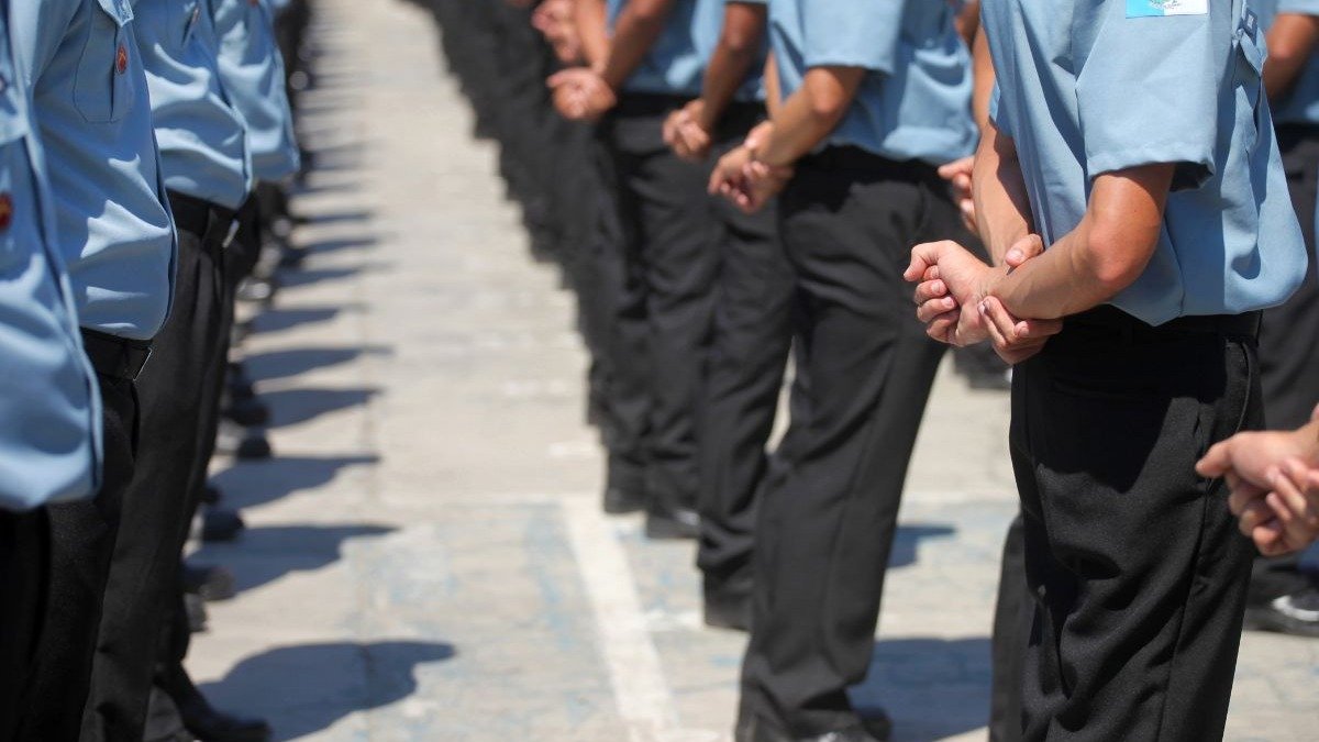 A disciplina e a hierarquia s&atilde;o aspectos fundamentais na forma&ccedil;&atilde;o da Pol&iacute;cia Militar, carreira que atrai milhares de candidatos anualmente. -  (crédito: luoman de Getty Images Signature)