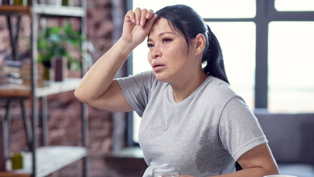 Fatores como calor intenso, estresse e at&eacute; mesmo a gen&eacute;tica influenciam na intensidade da transpira&ccedil;&atilde;o. Entenda as causas do suor excessivo. -  (crédito: yacobchuk de Getty Images)