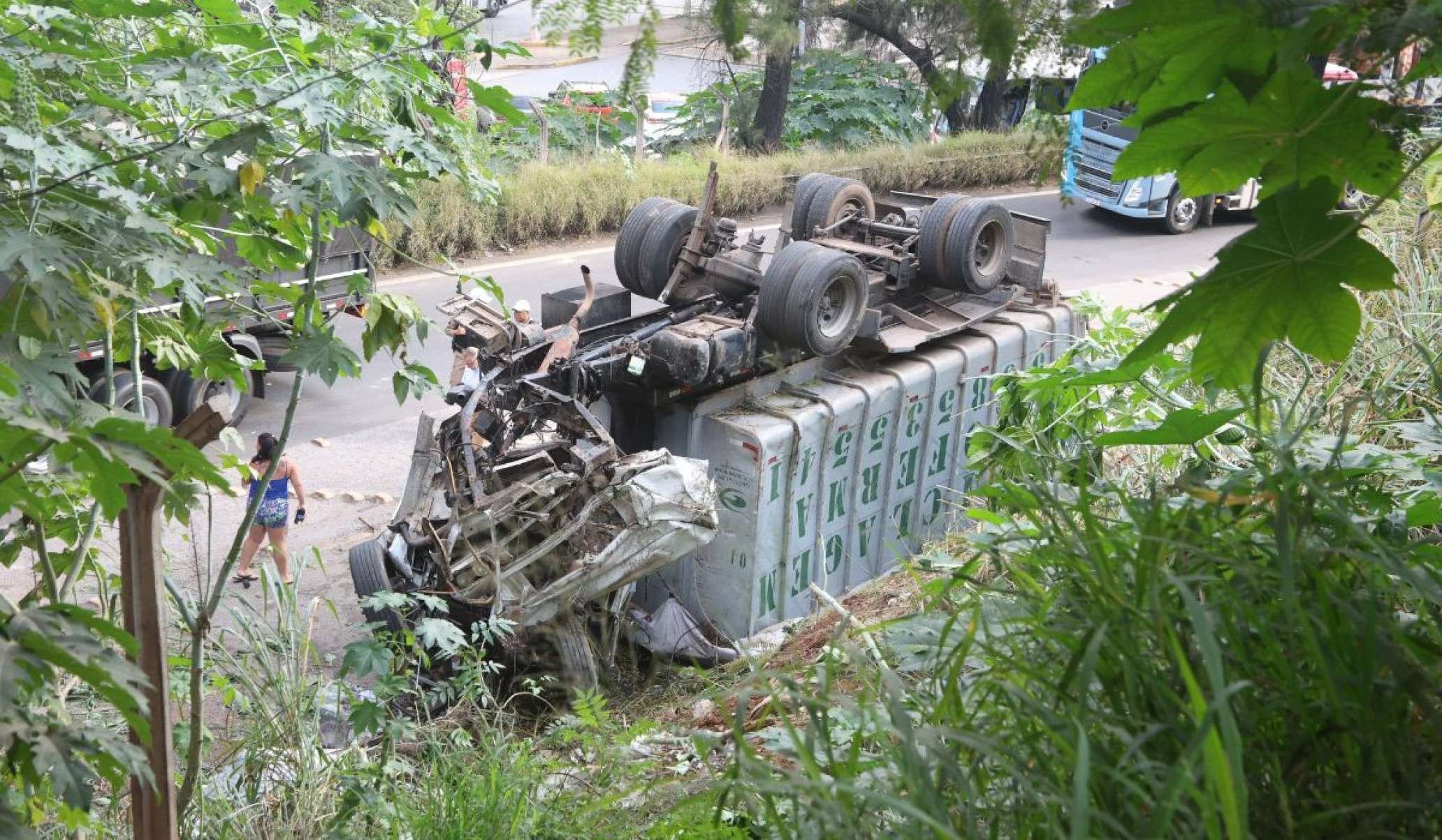 Os bombeiros foram acionados e se deslocaram rapidamente para atender à ocorrência
