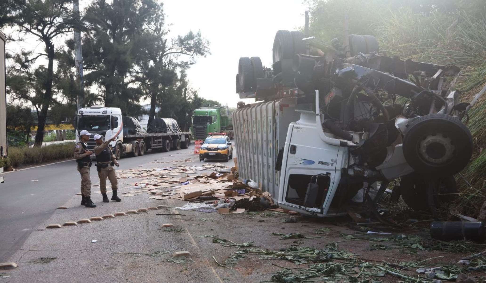 Carreta caiu de um viaduto no Anel Rodoviário, na altura do Bairro Madre Gertrudes, na Região Oeste de BH