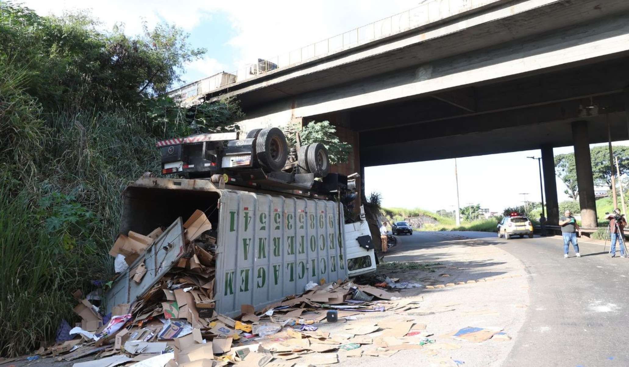 Antes da chegada das equipes de resgate, dois homens já haviam sido retirados da carreta por pessoas que estavam passando pelo local