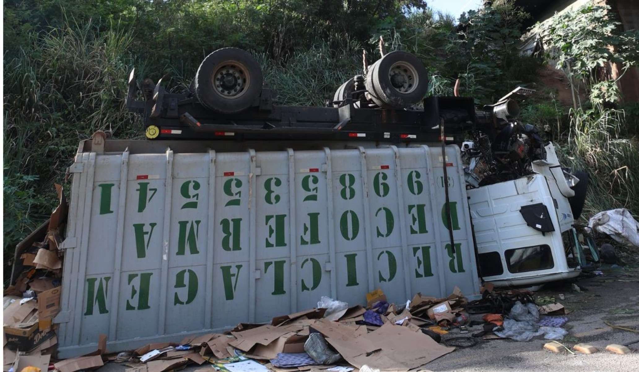 O veículo apresentava vazamento de combustível, o que aumentou o perigo no local e exigiu atenção redobrada das equipes de emergência para evitar incêndios ou explosões